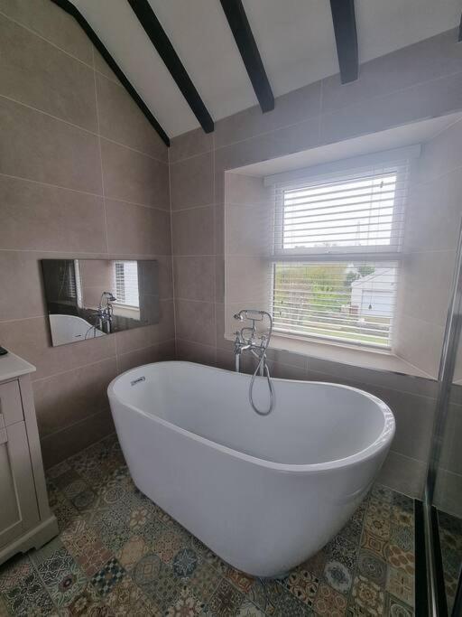 Luxurious Cottage With Hot Tub, Lake District Duddon Eksteriør bilde